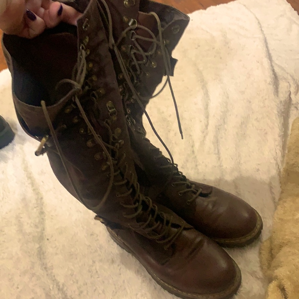 SUPER FRESH !Basically brand new in good condition charging 85$ worth the price